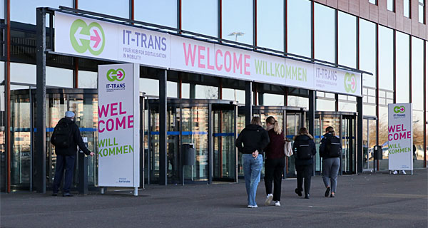 Eingang der Messe Karlsruhe zu Beginn der IT-Trans 2026. Foto: Bernd Kittendorf, 2026