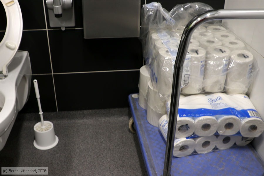 Transportwagen mit Toilettenpapier auf der Fläche für das Umsetzen in der Behindertentoilette in Stuttgart Hauptbahnhof, Foto: Bernd Kittendorf, 2026 Transportwagen mit Toilettenpapier auf der Fläche für das Umsetzen in der Behindertentoilette in Stuttgart Hauptbahnhof, Foto: Bernd Kittendorf, 2026