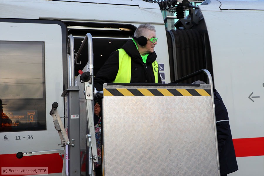 Claudia auf dem Hublift an einem ICE, Foto: Bernd Kittendorf, 2026 Claudia auf dem Hublift an einem ICE, Foto: Bernd Kittendorf, 2026