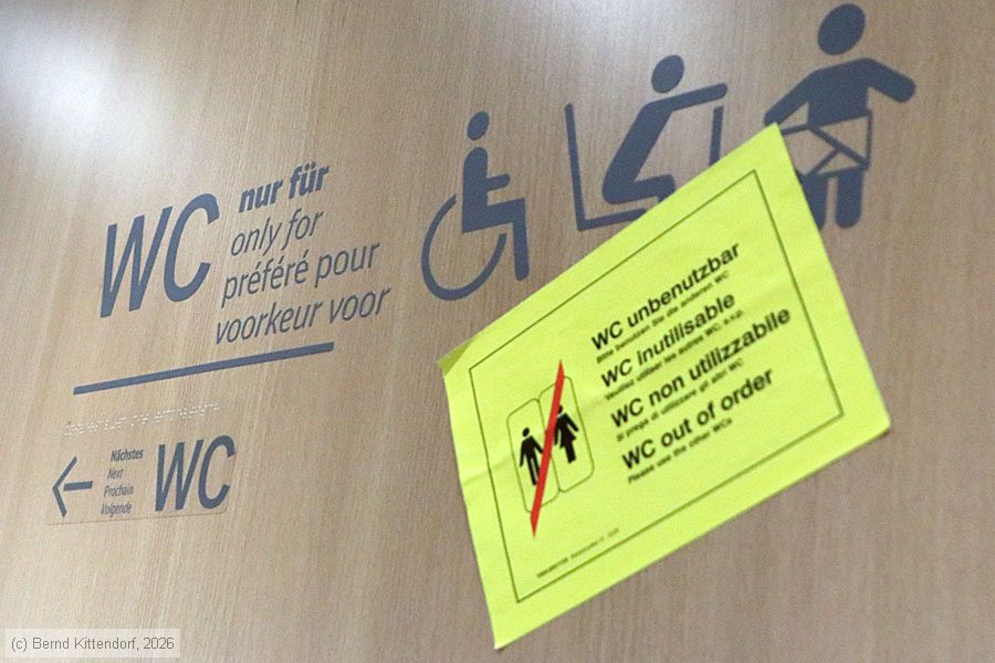 Hinweis an der nicht benutzbaren einzigen Universaltoilette in unserem ICE, Foto: Bernd Kittendorf, 2026 Hinweis an der nicht benutzbaren einzigen Universaltoilette in unserem ICE, Foto: Bernd Kittendorf, 2026