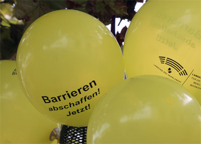 Gelbe Luftballons des Beauftragten für Belange von Menschen mit Behinderungen im Saarland, Foto: Bernd Kittendorf, 2025 Gelbe Luftballons des Beauftragten für Belange von Menschen mit Behinderungen im Saarland, Foto: Bernd Kittendorf, 2025