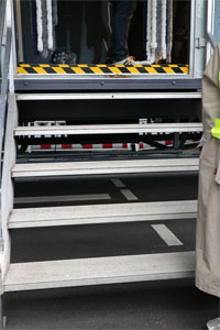 Stufen am Zugang zu einem Auflieger mit einer Ausstellung, Foto: Bernd Kittendorf, 2025 Stufen am Zugang zu einem Auflieger mit einer Ausstellung, Foto: Bernd Kittendorf, 2025